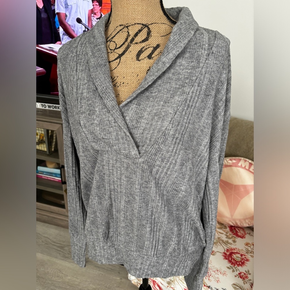 EVEREVE Grey Vneck Sweater size XL